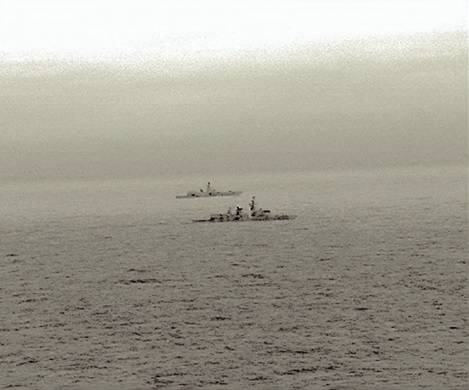 La fregata della Royal Navy scorta la nave russa