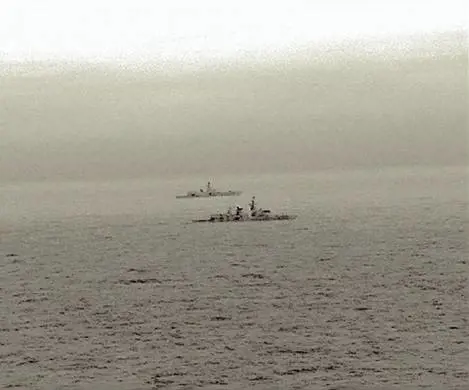 La fregata della Royal Navy scorta la nave russa