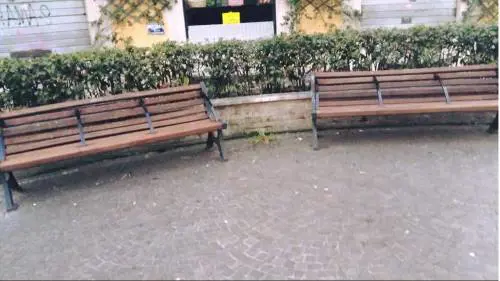 Roma, blitz contro le panchine anti-bivacco, residenti cercano di opporsi