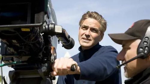 Ironia sulla guerra in Italia, George Clooney torna alla tv