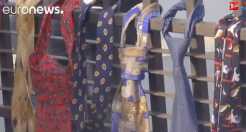 Premier kosovaro si raddoppia lo stipendio. Per protesta centinaia di cravatte davanti al palazzo del governo