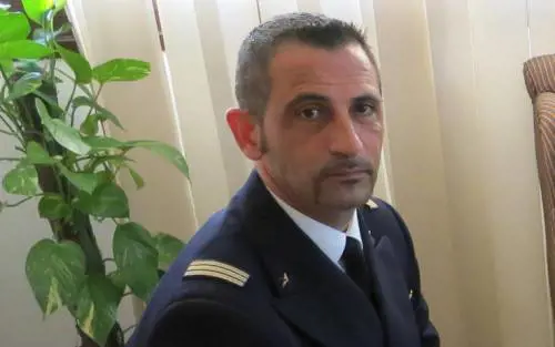 Una giovane sta per soffocare. Il marò Latorre le salva la vita