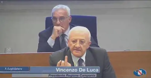 De Luca fa infuriare M5S: "Ci alza il dito medio"