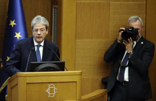 Gentiloni: "Non tireremo i remi in barca e continueremo a governare"
