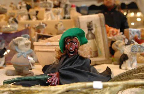 "Befana solo per gli italiani". Poi l'assessore fa dietrofront