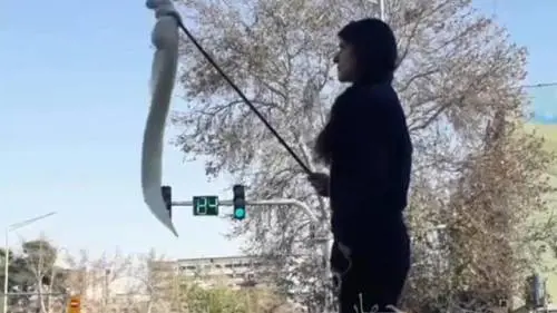 Iran, arrestata la ragazza senza velo che osò sfidare gli ayatollah