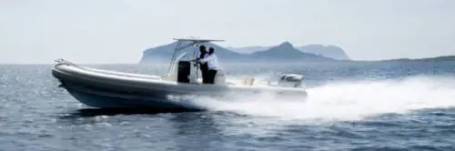 Salento, fermato gommone con a bordo armi da guerra e droga 