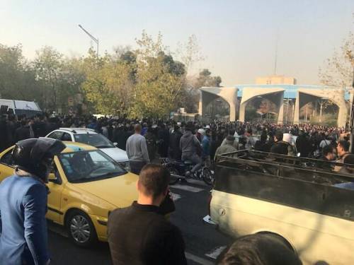 Iran, 23 morti nella rivolta. Ma Khamenei accusa: colpa dei nemici stranieri