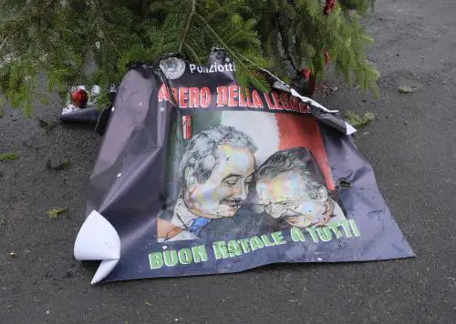 Albero di Natale a fuoco: "È sfida alle istituzioni". Ma Corvetto reagisce