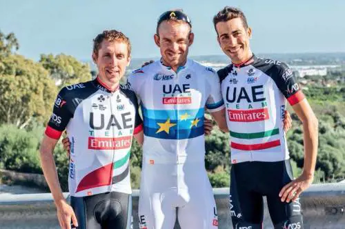 Emirates fa "sparire" il tricolore dalla maglia di Aru