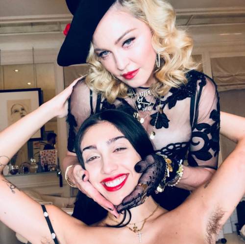 Pioggia di critiche per la figlia di Madonna. Il web: "Tagliati quei peli"
