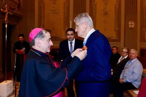 Faceva il sarto per signora. Poi si è convertito e da 50 anni veste cardinali