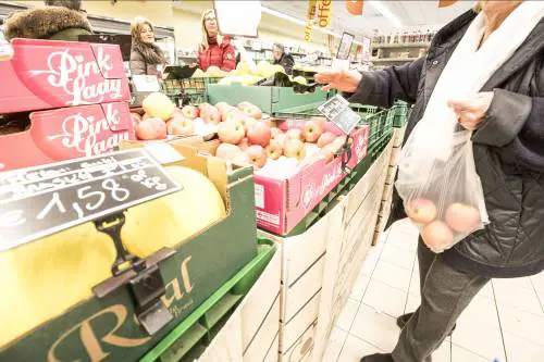 I sacchetti bio della spesa a un centesimo l'uno? Macché, li paghiamo dieci volte tanto