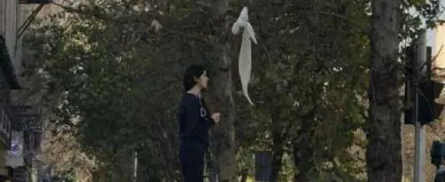 La ragazza di Teheran umilia i veli di Boldrini e compagne