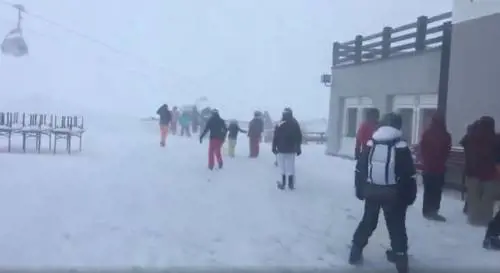 Bufera di neve in Austria: sciatori bloccati sulle seggiovie