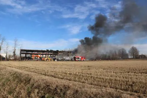 Pavia, incendio e nube tossica. L'ombra del racket dei rifiuti