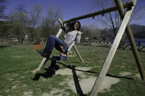 Anche gli adulti sull'altalena. Giusto dondolare a ogni età?