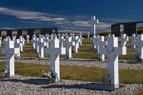 Dopo un oblio di 35 anni i caduti argentini alle Falkland hanno un nome e una tomba