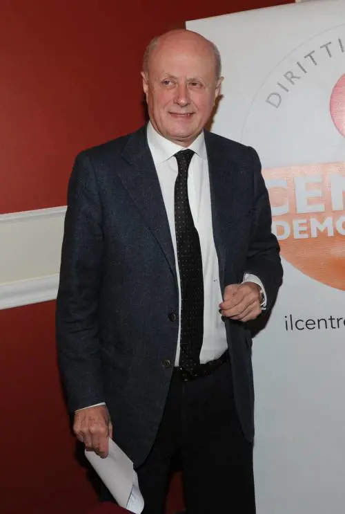 "Ennesima poltrona regalata". Bufera sull'assunzione del figlio di Tabacci