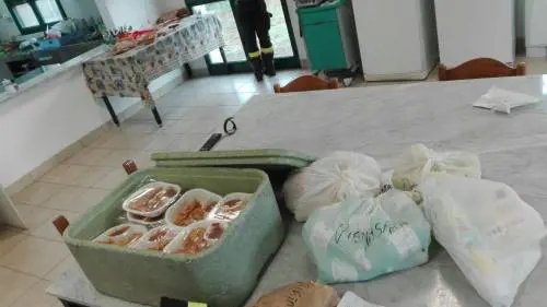 "Cibi freddi, scaduti o razionati": la protesta di polizia e pompieri