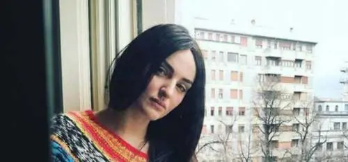 Arisa cambia look, i fan la attaccano e lei reagisce