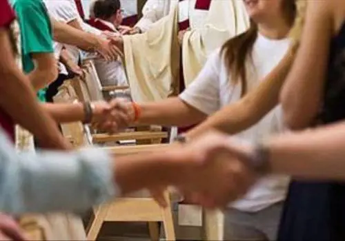 Getta in strada offerte durante funerale: polemica sul sacerdote