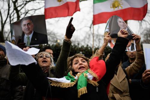 Protesta dell'opposizione iraniana fuori dall'ambasciata a Londra