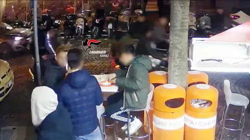 Accoltellati per uno sguardo di troppo: 17 ragazzi denunciati a Napoli