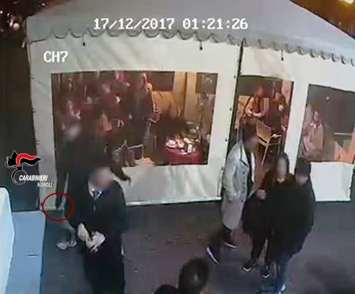 Accoltellati per uno sguardo di troppo: 17 ragazzi denunciati a Napoli