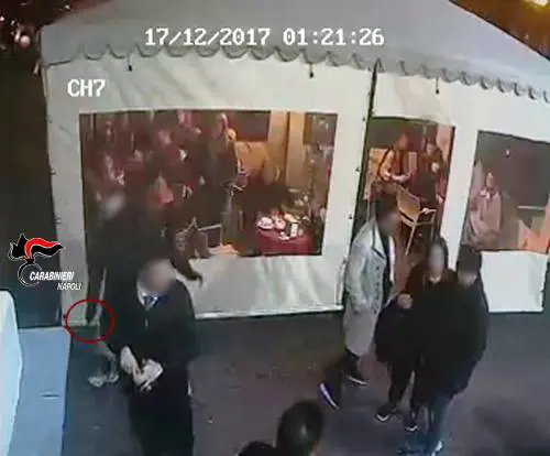 Accoltellati per uno sguardo di troppo: 17 ragazzi denunciati a Napoli
