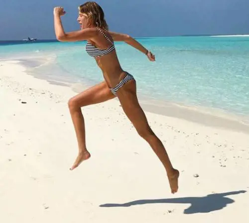 Alessia Marcuzzi in bikini per l'anno nuovo