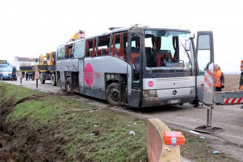 Uno scuolabus esce di strada: paura per 50 bimbi, 23 i feriti
