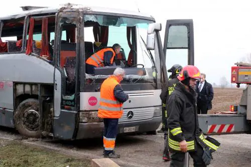 Mantova, scuolabus si ribalta in un fosso: paura per 50 bimbi