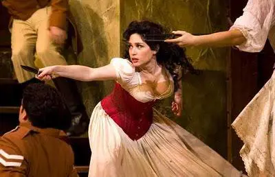 Carmen con finale femminista, il pubblico fischia