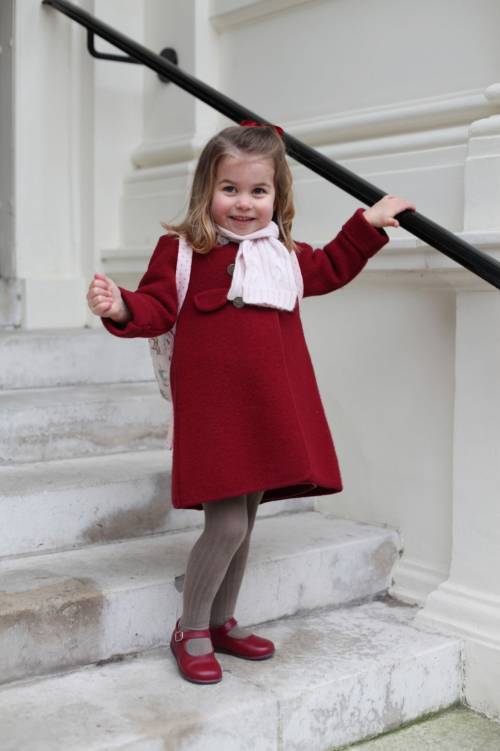 Principessa Charlotte: cappotto rosso per il primo giorno d'asilo