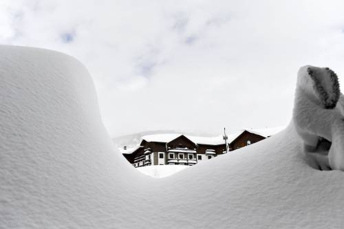 Neve, valanghe e caos. Muore nell'ambulanza bloccata al Sestriere