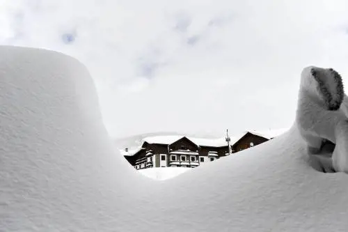 Neve, valanghe e caos. Muore nell'ambulanza bloccata al Sestriere