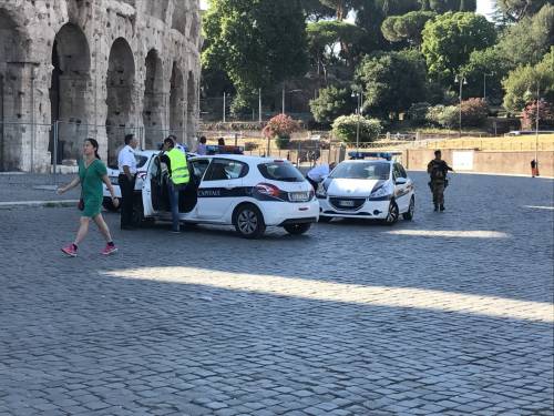 Roma, aggredisce agente con calci e pugni: in manette un ambulante senegalese