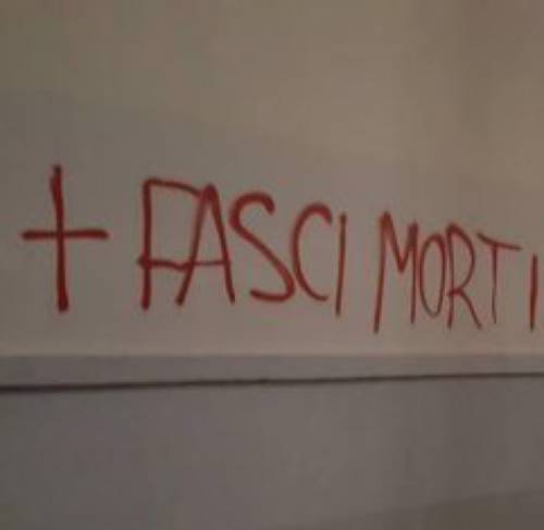 Le scritte "rosse" diventano "fasciste"