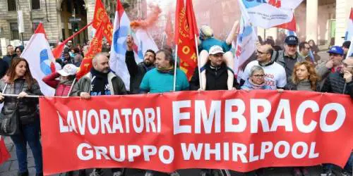 Whirlpool si riorganizza: a rischio 500 posti di lavoro