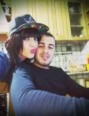 Lo riaccoglie dopo le violenze. E lui la uccide a calci e pugni
