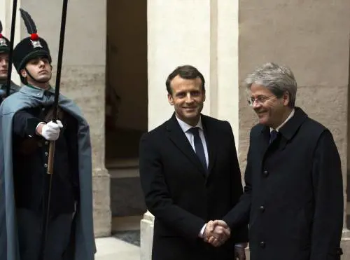 Macron elogia Gentiloni: "Ottimo lavoro dell'Italia sui migranti"