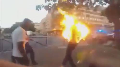 Arresto choc a Parigi, colpito con il taser un uomo prende fuoco