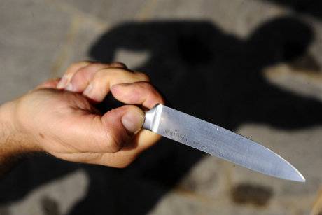 Reggio Emilia, nonno 80enne minaccia prostituta con un coltello