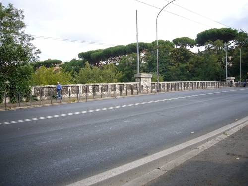 Roma, senza soldi per le bollette tenta il suicidio: passanti fanno la colletta