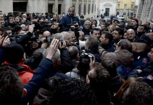 "Hai fatto passare il Jobs Act". Grasso contestato dagli operai