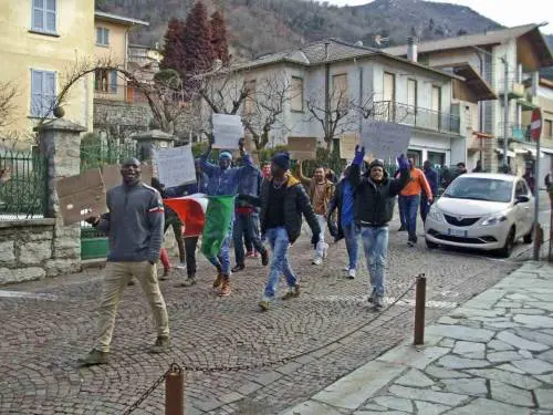Un comune nel Lecchese assediato dagli immigrati. E la Lega: "Siano espulsi"