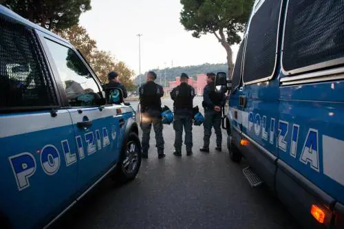 Rom rubano in casa di 2 poliziotti. Lui le rincorre in mutante: arrestate