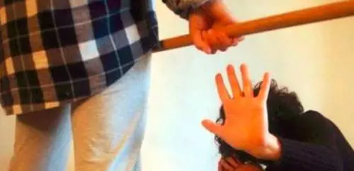 Raggiunge la moglie al lavoro e la massacra a bastonate