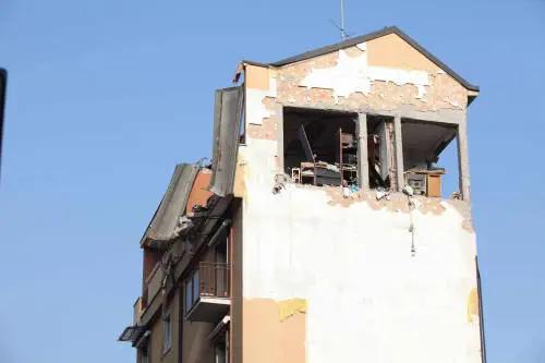 Sesto San Giovanni, esplode una palazzina. Sei feriti